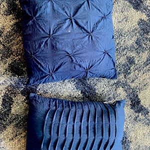 2 matching throw pillows